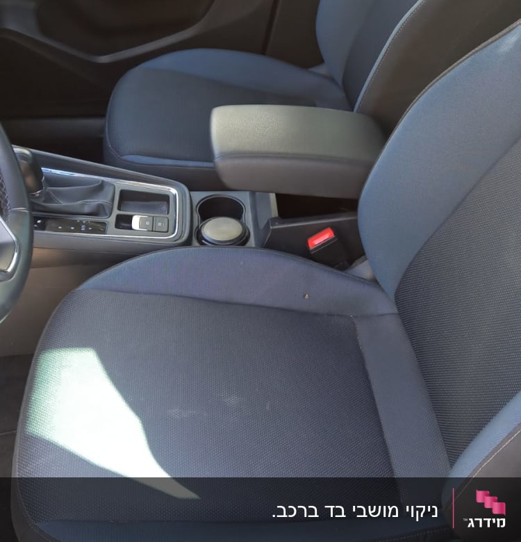 מושב רכב נקי עם מעט לכלוך קל